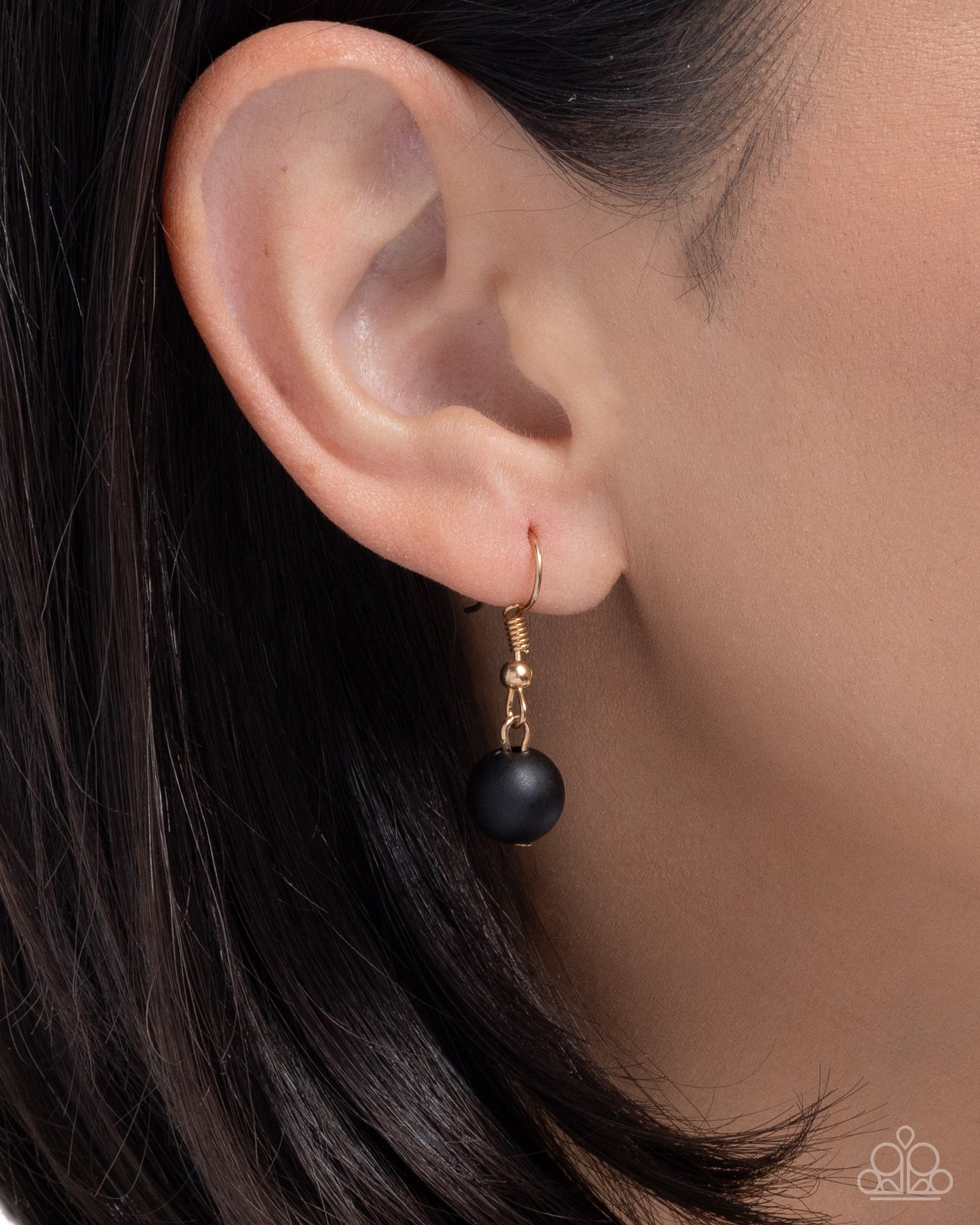 Clustered Court - Black